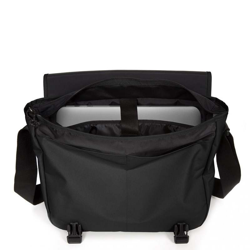 Eastpak Axelväska Delegate + Svart 17" 2