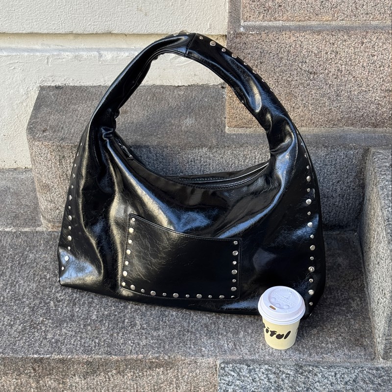 PITAYA Axelväska Ella Svart 3
