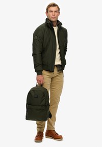 Superdry Ryggsäck Montana Classic Patch Armégrön