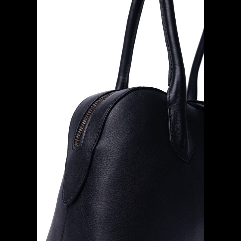 RE:DESIGNED Axelväska Nynne Big Svart 3