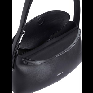Calvin Klein Axelremsväska Soft Sculpt Svart alt image