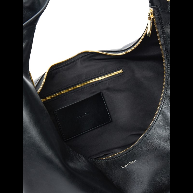 Calvin Klein Handväska Pinched soft Svart 2