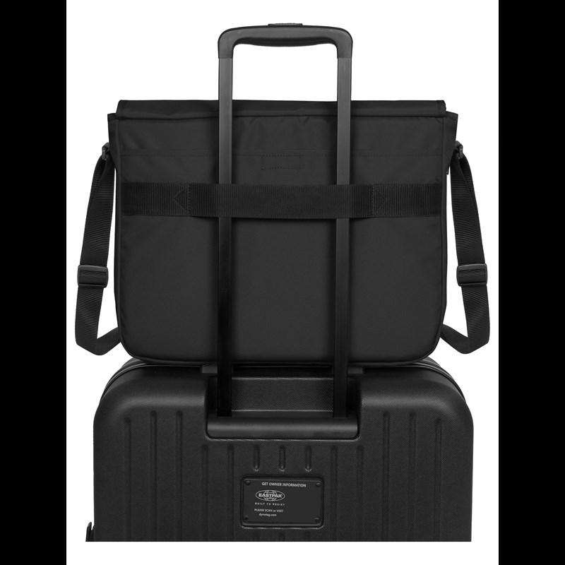 Eastpak Axelväska Delegate + Svart 17" 3