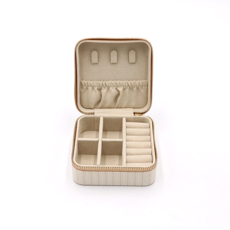 Conmé Smykkeskrin Olivia firkantet Creme 7