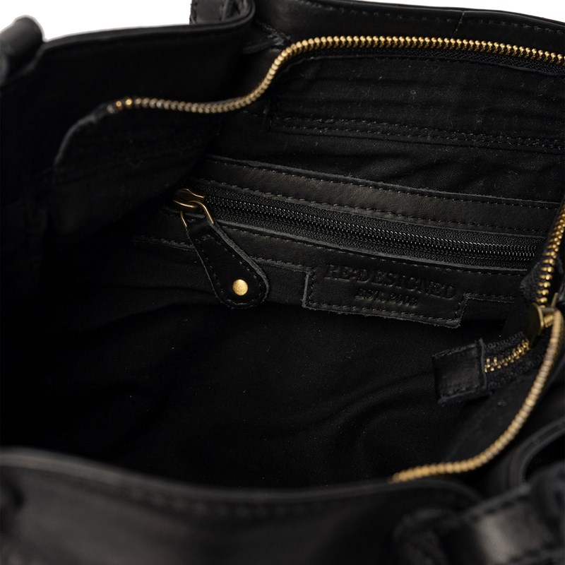 RE:DESIGNED Axelväska Mika Svart 6