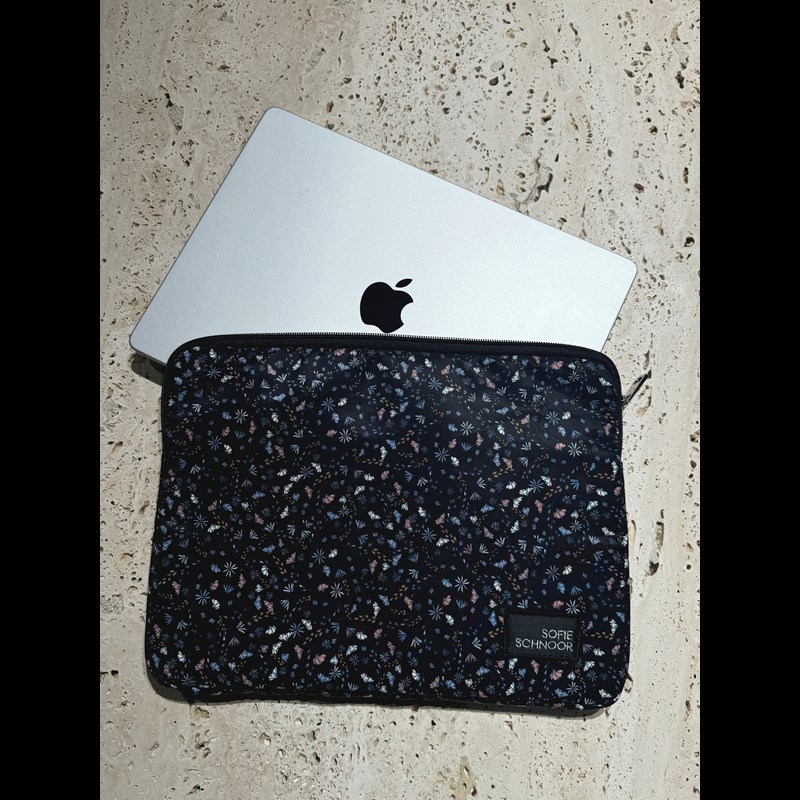Sofie Schnoor Chromebook Sleeve Jaya Svart/med blommor 13" 10