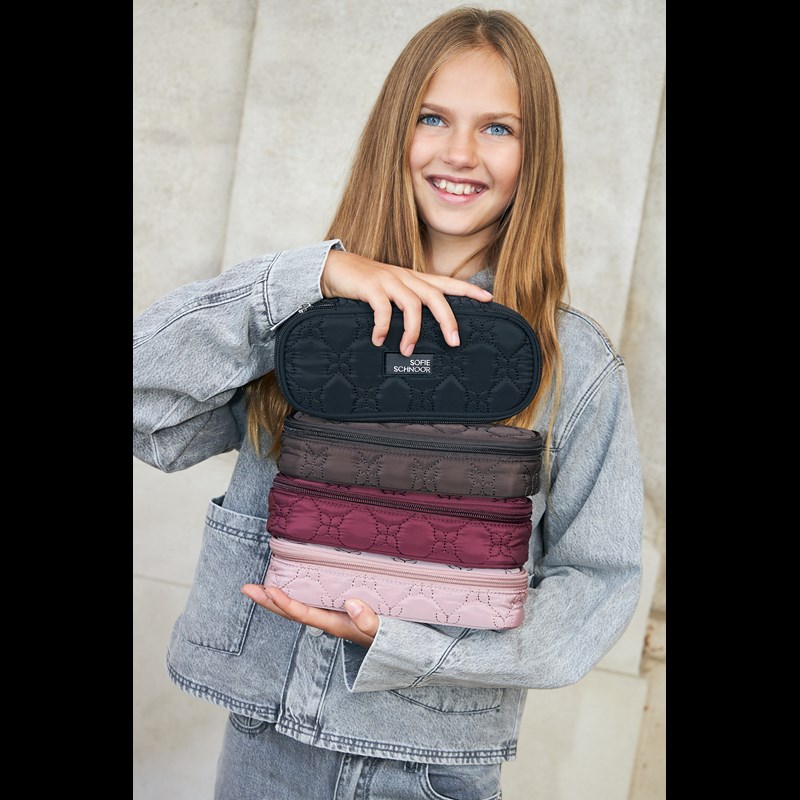 Sofie Schnoor Pennfodral Oval Saga Svart 2