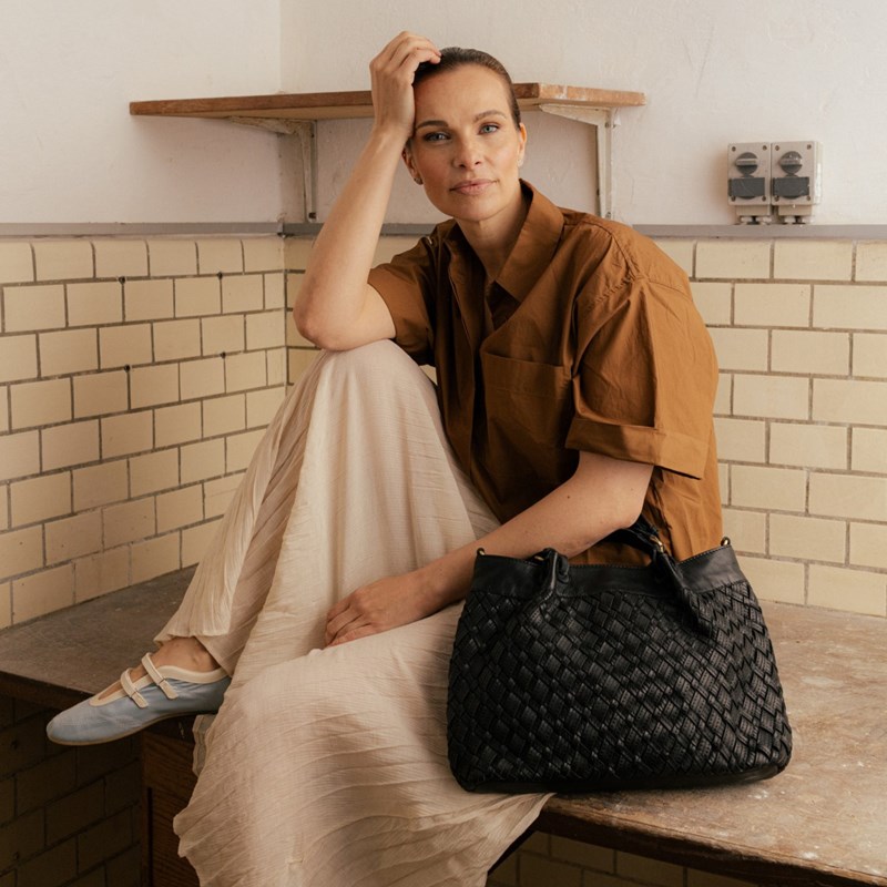 RE:DESIGNED Axelväska Mika Svart 7