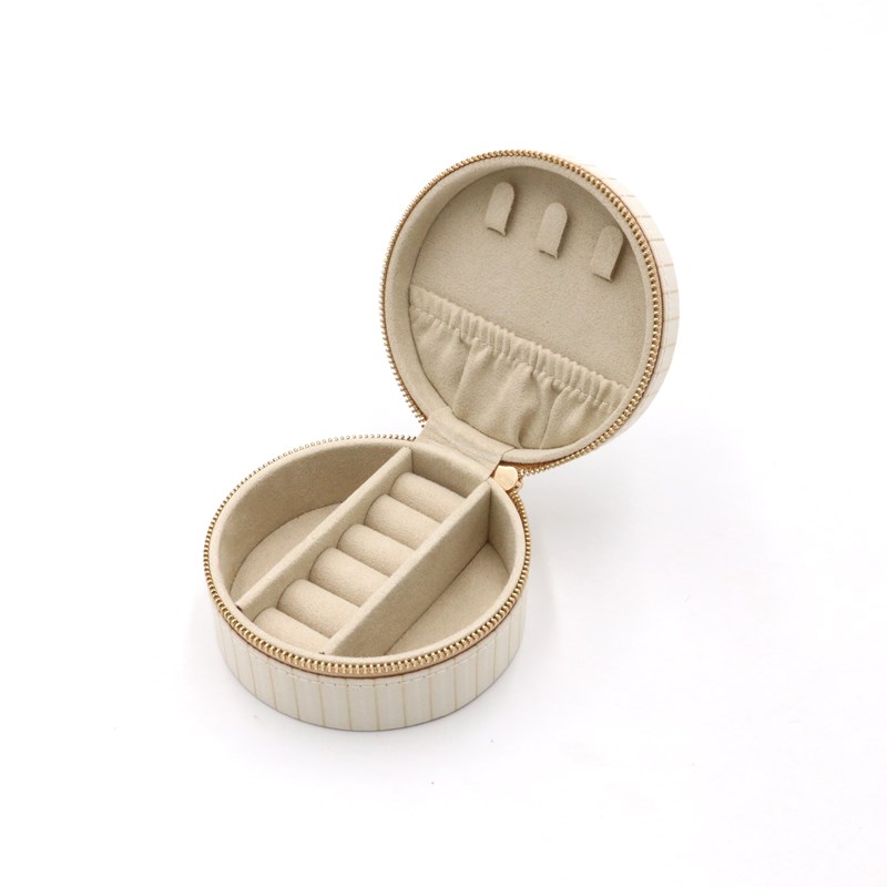 Conmé Smykkeskrin Olivia rundt Creme 3