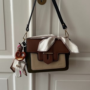 Conmé Bag charm taske pretzel Hvid alt image