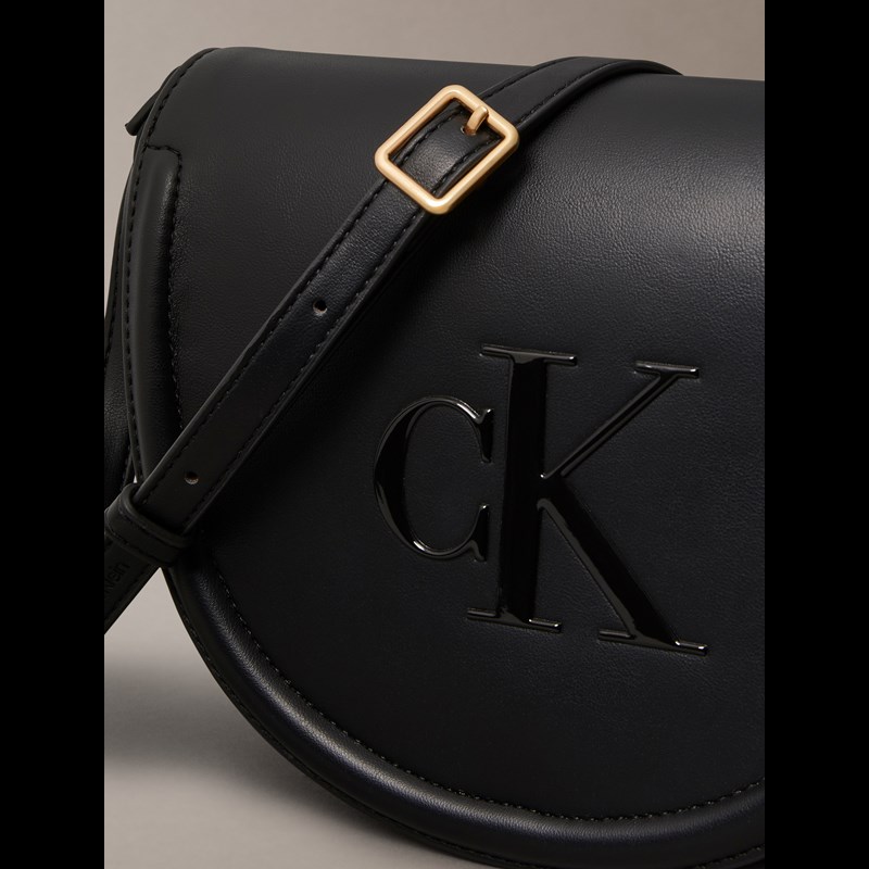 Calvin Klein Crossbody Raised Saddle Svart 4