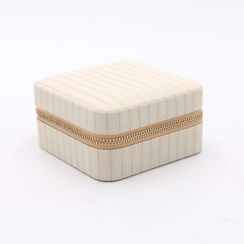 Conmé Smykkeskrin Olivia firkantet Creme 5