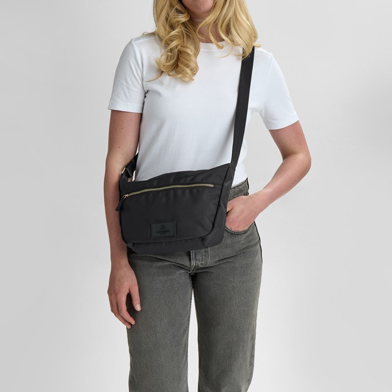 MARKBERG Crossbody Mono Svart/Guld 7