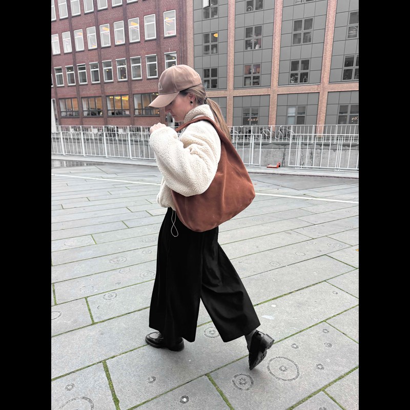 MARKBERG Skuldertaske Samarambg Suede Kastanje 2