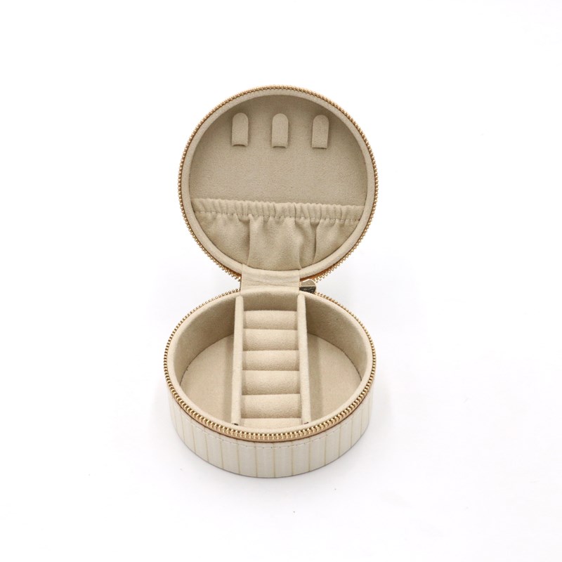 Conmé Smykkeskrin Olivia rundt Creme 2