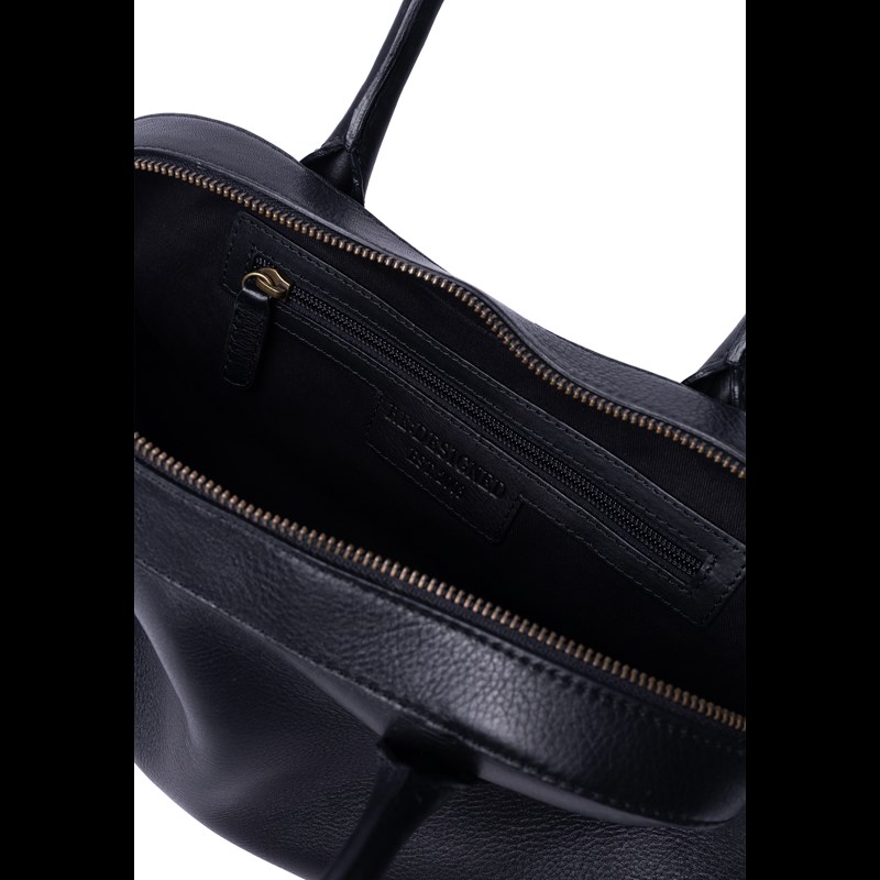 RE:DESIGNED Axelväska Nynne Big Svart 4