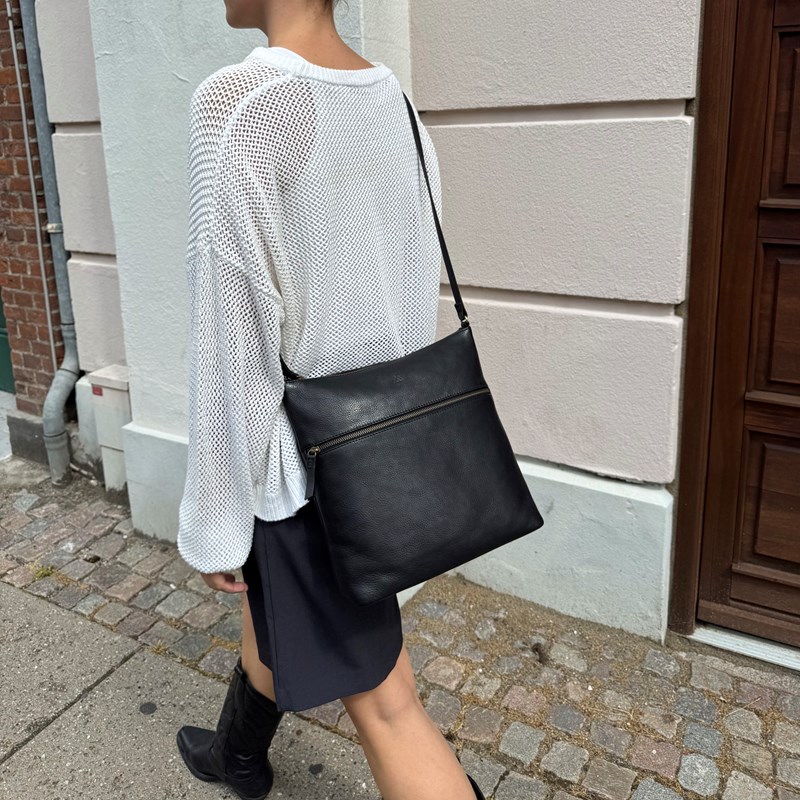MARKBERG Crossbody Greta Sort 2