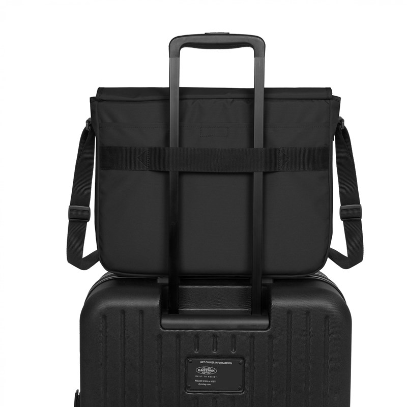 Eastpak Axelväska Delegate + Svart 17" 3