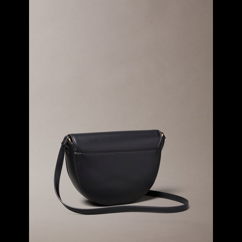 Calvin Klein Crossbody Raised Saddle Svart 5