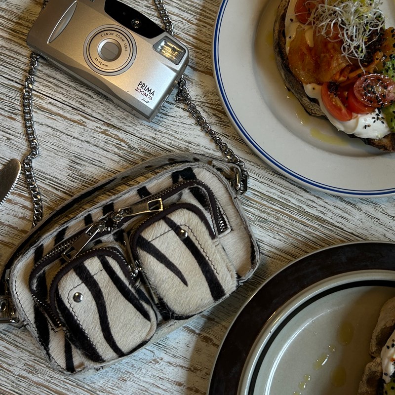 Núnoo Crossbody Helena Delux Sort strib 2