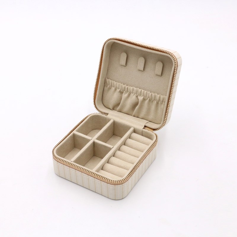 Conmé Smykkeskrin Olivia firkantet Creme 2