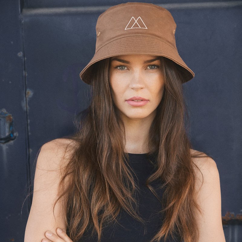 MARKBERG Mobbare Hatt BucketMBG Logo Karamell 2