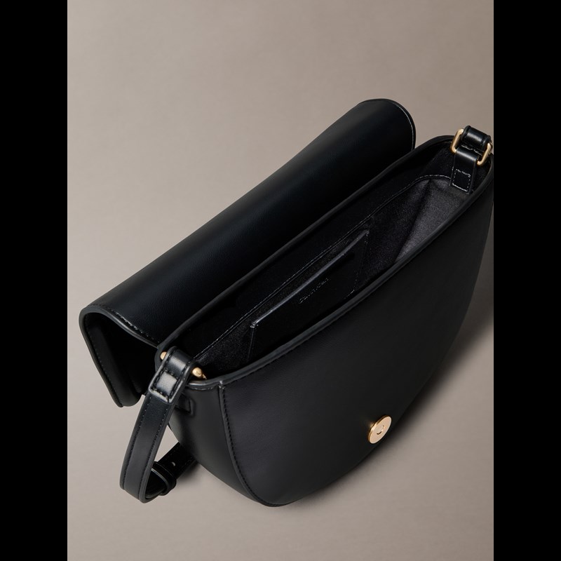 Calvin Klein Crossbody Raised Saddle Svart 3