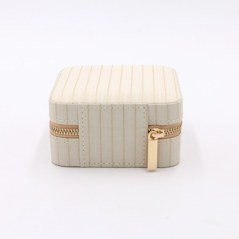 Conmé Smykkeskrin Olivia firkantet Creme 6