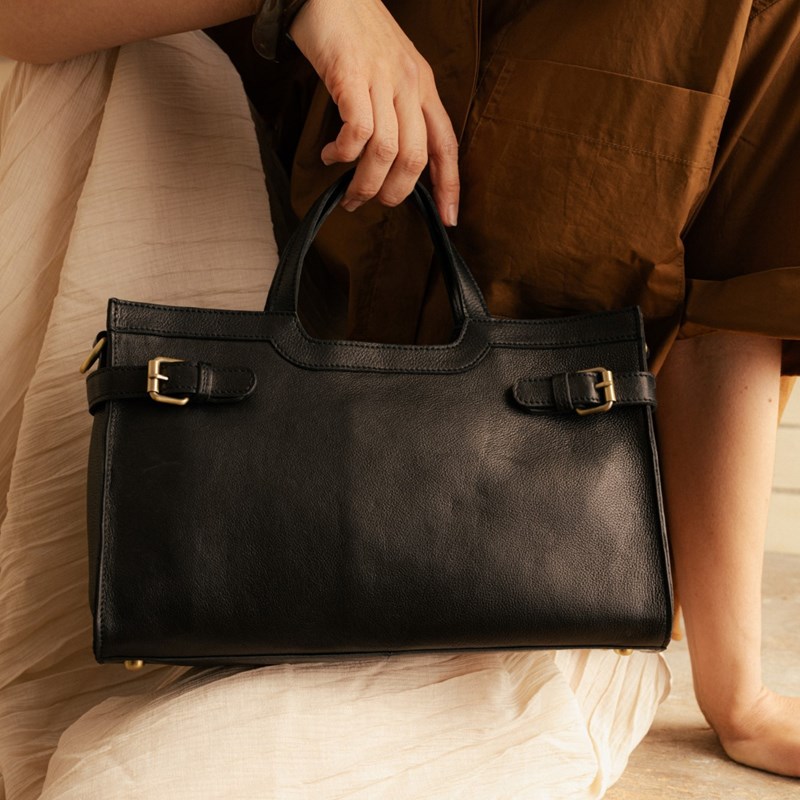 RE:DESIGNED Crossbody May Small Svart 7