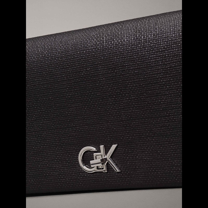 Calvin Klein Crossbody CK Mini Chain Tex Svart 4