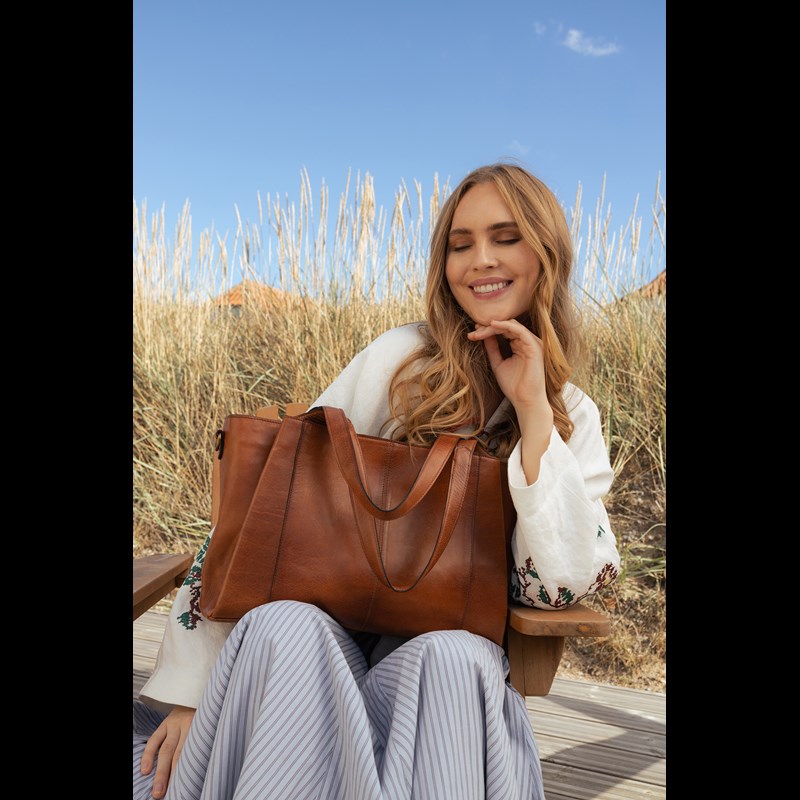 RE:DESIGNED Skuldertaske Nisa Big Brun 2