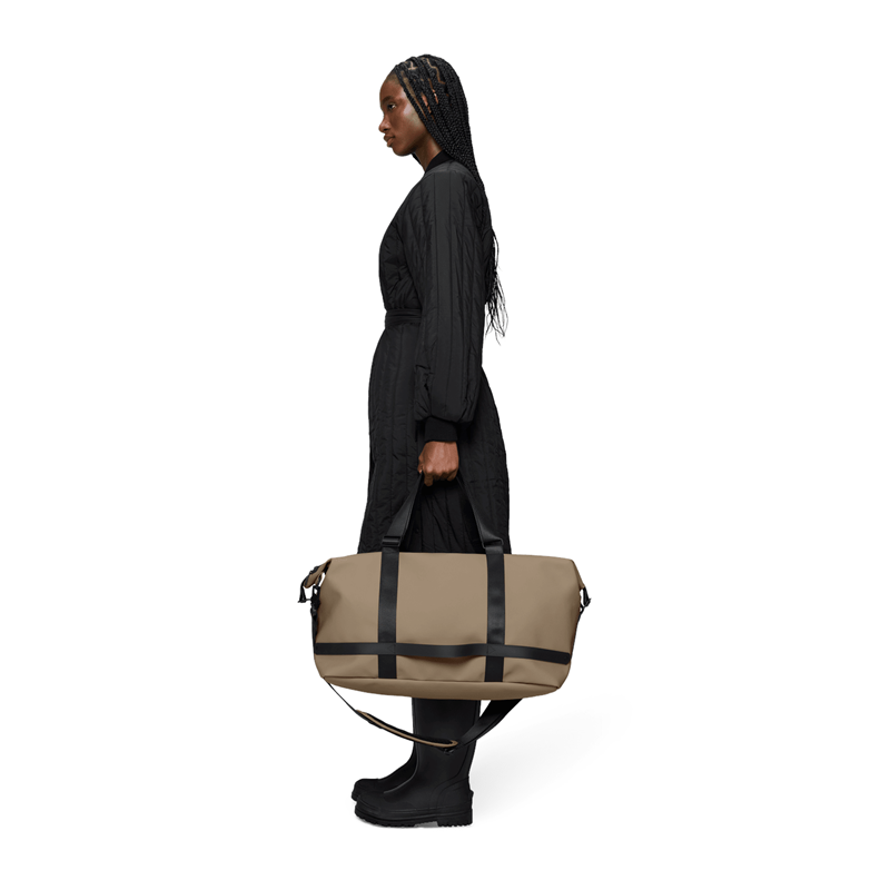 RAINS Resväska OTG Weekend W3 Beige 4