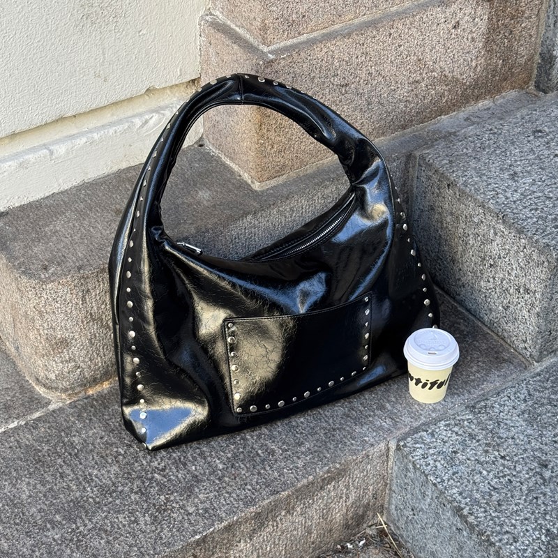PITAYA Axelväska Ella Svart 5