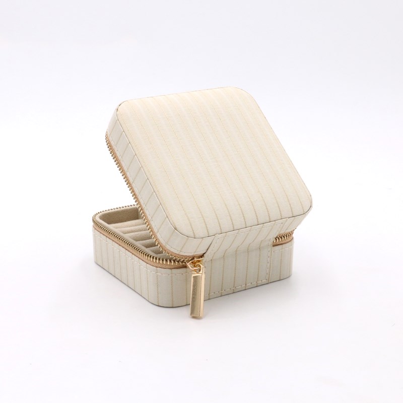 Conmé Smykkeskrin Olivia firkantet Creme 3