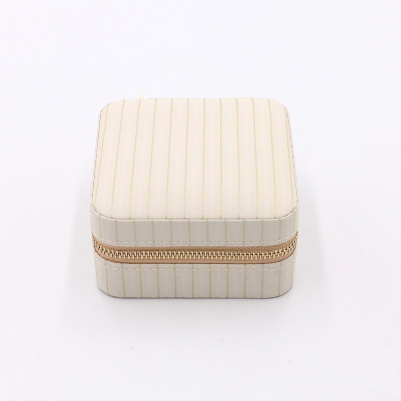 Conmé Smykkeskrin Olivia firkantet Creme 1