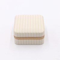 Conmé Smykkeskrin Olivia firkantet Creme