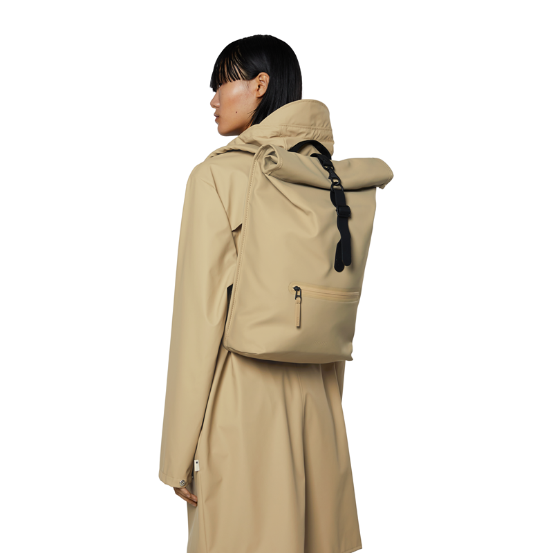 RAINS Ryggsäck Rolltop Rucksack Sand 2