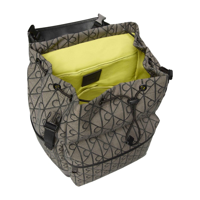 Calvin Klein Ryggsäck Emblem Jacquard Flap Svart/Beige 13" 2