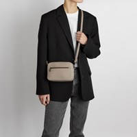 MARKBERG Crossbody Elea Grain Sand 1