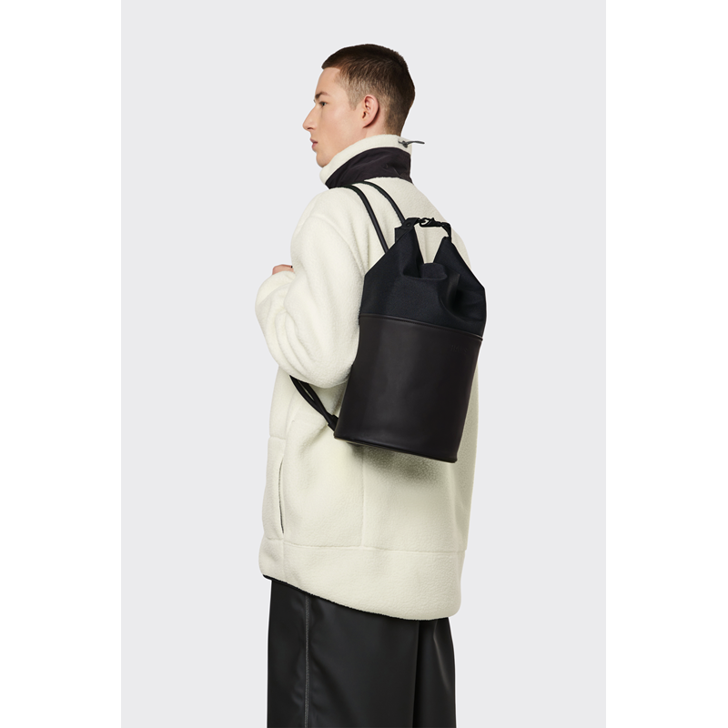 RAINS Ryggsäck Bucket Sling Bag Mini Svart 2