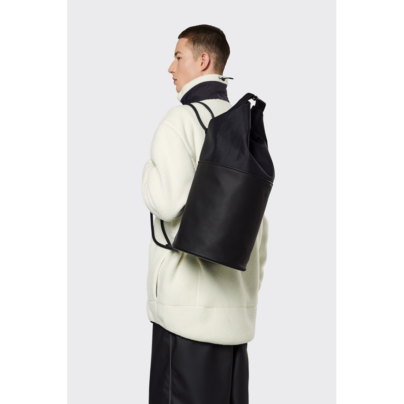 RAINS Ryggsäck Bucket Sling Bag Svart 5