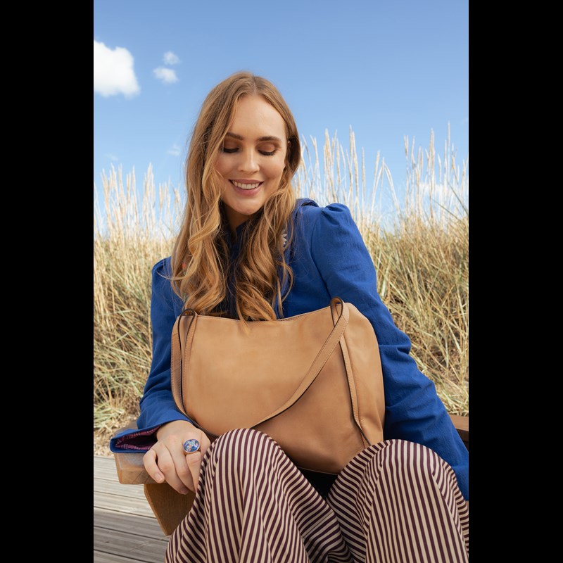 RE:DESIGNED Skuldertaske Nino Camel 2