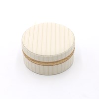 Conmé Smykkeskrin Olivia rundt Creme 1