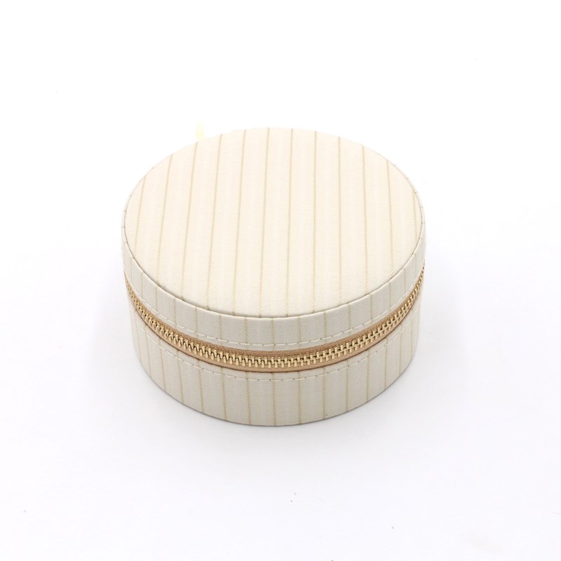 Conmé Smykkeskrin Olivia rundt Creme 1