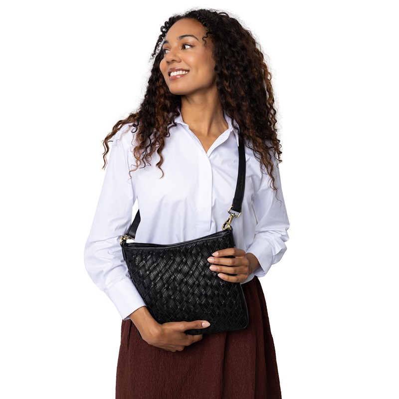 RE:DESIGNED Crossbody Mika Medium Svart 2