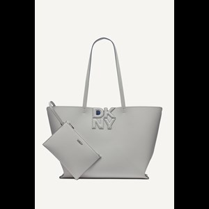 DKNY Shopper Nicole Hvid