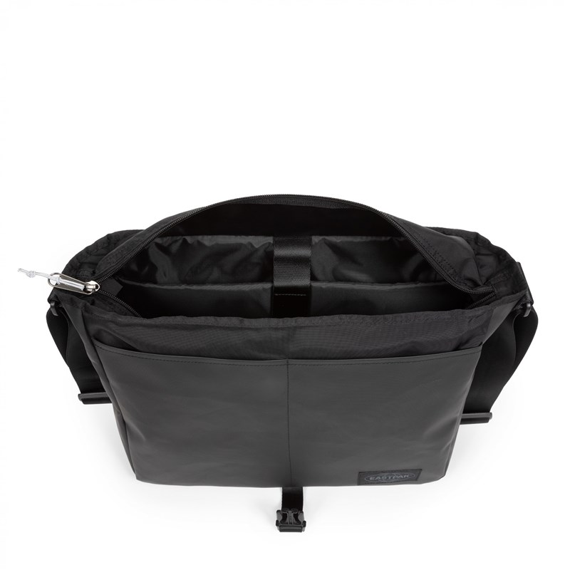 Eastpak Skuldertaske Delegate + Sort/ mørk 17" 2